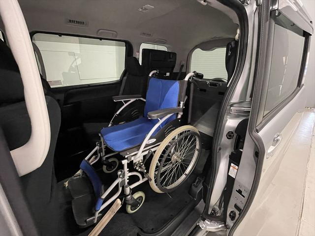 ノア 　福祉車両・手動スロープ・１台積・７人乗・走行３３千Ｋ・タイプ１・リクライニング車いす乗車カノウ・ＴＶ・ナビ・Ｂモニター・ワンオーナー・左電動スライドドア・キーレス・ニールダウン・車椅子後退防止ベルト（19枚目）