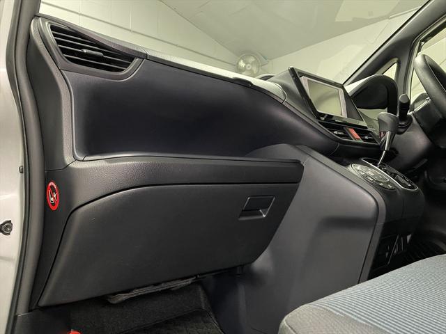 ノア 　福祉車両・手動スロープ・１台積・７人乗・走行３３千Ｋ・タイプ１・リクライニング車いす乗車カノウ・ＴＶ・ナビ・Ｂモニター・ワンオーナー・左電動スライドドア・キーレス・ニールダウン・車椅子後退防止ベルト（33枚目）