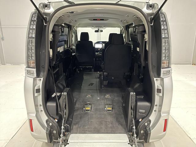 ヴォクシー 　福祉車両・電動スロープ・１台積・７人乗・走行５１千Ｋ・タイプ１・左右電動スライドドア・キーレス・純正高さ調整式ストレッチャー付・電動ウィンチ・純正９インチナビ・ＴＶフルセグ・Ｂカメラ・ＤＶＤ再生（3枚目）