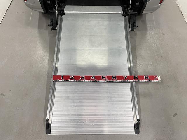 ヴォクシー 　福祉車両・電動スロープ・１台積・７人乗・走行５１千Ｋ・タイプ１・左右電動スライドドア・キーレス・純正高さ調整式ストレッチャー付・電動ウィンチ・純正９インチナビ・ＴＶフルセグ・Ｂカメラ・ＤＶＤ再生（7枚目）