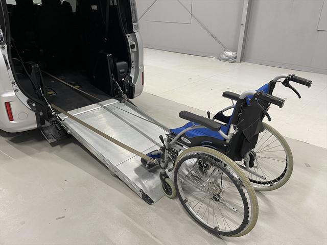 ヴォクシー 　福祉車両・電動スロープ・１台積・７人乗・走行５１千Ｋ・タイプ１・左右電動スライドドア・キーレス・純正高さ調整式ストレッチャー付・電動ウィンチ・純正９インチナビ・ＴＶフルセグ・Ｂカメラ・ＤＶＤ再生（9枚目）