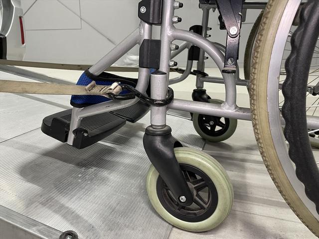 ヴォクシー 　福祉車両・電動スロープ・１台積・７人乗・走行５１千Ｋ・タイプ１・左右電動スライドドア・キーレス・純正高さ調整式ストレッチャー付・電動ウィンチ・純正９インチナビ・ＴＶフルセグ・Ｂカメラ・ＤＶＤ再生（11枚目）