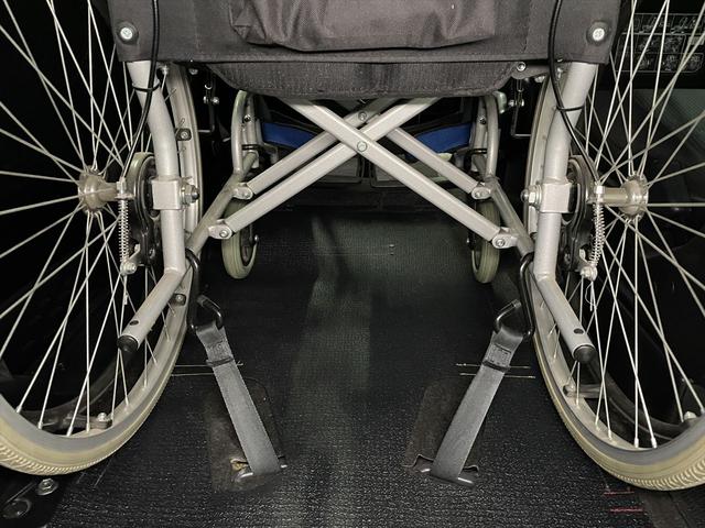 ヴォクシー 　福祉車両・電動スロープ・１台積・７人乗・走行５１千Ｋ・タイプ１・左右電動スライドドア・キーレス・純正高さ調整式ストレッチャー付・電動ウィンチ・純正９インチナビ・ＴＶフルセグ・Ｂカメラ・ＤＶＤ再生（15枚目）