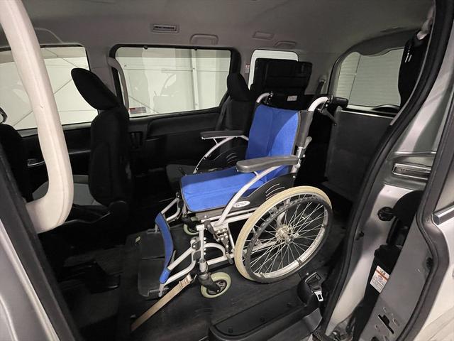 ヴォクシー 　福祉車両・電動スロープ・１台積・７人乗・走行５１千Ｋ・タイプ１・左右電動スライドドア・キーレス・純正高さ調整式ストレッチャー付・電動ウィンチ・純正９インチナビ・ＴＶフルセグ・Ｂカメラ・ＤＶＤ再生（19枚目）