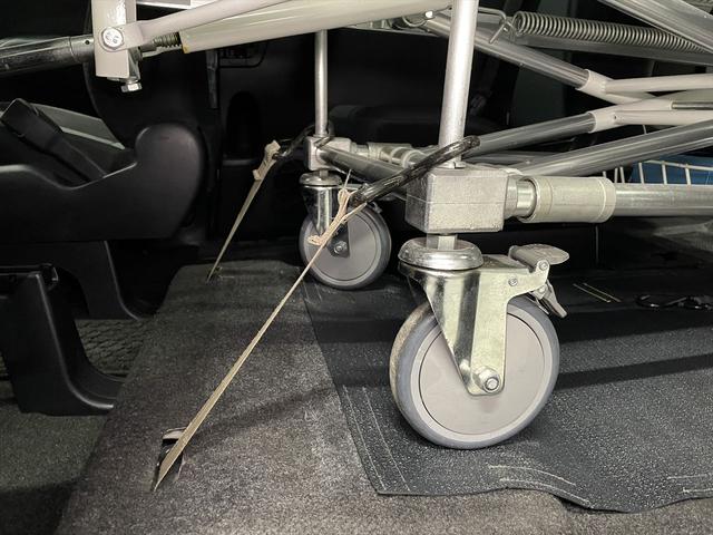 ヴォクシー 　福祉車両・電動スロープ・１台積・７人乗・走行５１千Ｋ・タイプ１・左右電動スライドドア・キーレス・純正高さ調整式ストレッチャー付・電動ウィンチ・純正９インチナビ・ＴＶフルセグ・Ｂカメラ・ＤＶＤ再生（25枚目）