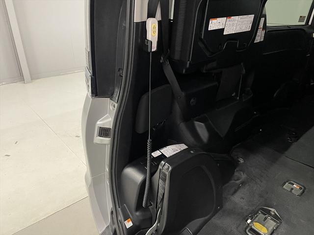 ヴォクシー 　福祉車両・電動スロープ・１台積・７人乗・走行５１千Ｋ・タイプ１・左右電動スライドドア・キーレス・純正高さ調整式ストレッチャー付・電動ウィンチ・純正９インチナビ・ＴＶフルセグ・Ｂカメラ・ＤＶＤ再生（28枚目）