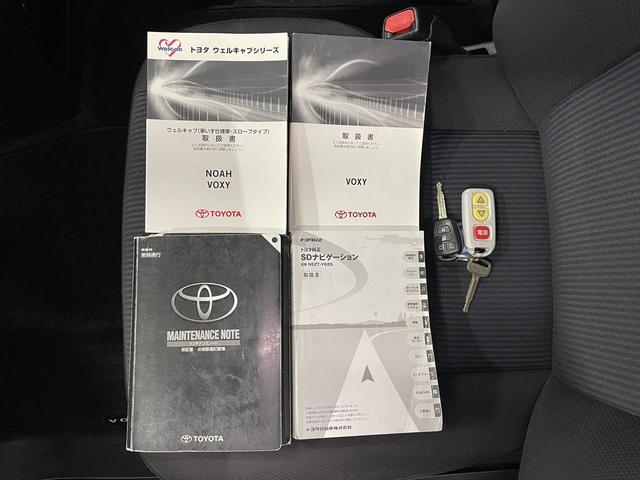 ヴォクシー 　福祉車両・電動スロープ・１台積・７人乗・走行５１千Ｋ・タイプ１・左右電動スライドドア・キーレス・純正高さ調整式ストレッチャー付・電動ウィンチ・純正９インチナビ・ＴＶフルセグ・Ｂカメラ・ＤＶＤ再生（37枚目）