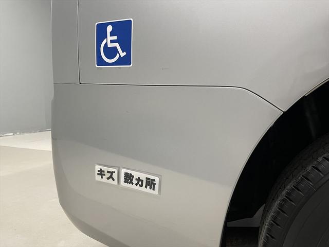 ヴォクシー 　福祉車両・電動スロープ・１台積・７人乗・走行５１千Ｋ・タイプ１・左右電動スライドドア・キーレス・純正高さ調整式ストレッチャー付・電動ウィンチ・純正９インチナビ・ＴＶフルセグ・Ｂカメラ・ＤＶＤ再生（58枚目）