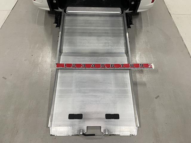 ノア 福祉車両・手動スロープ2台積7人乗・タイプ1・トヨタセーフティセンス・TV・ナビ・Bモニター・左右電動スライドドア・社外アルミ・純正フォグランプ・プッシュスタート・スマートキー・ドラレコ・ニールダウン(3枚目)