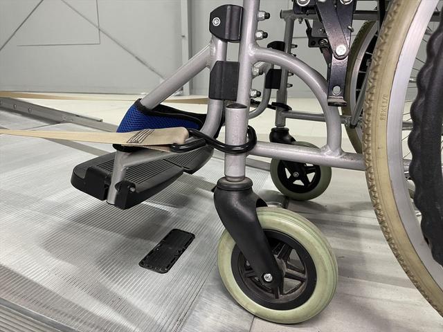 ノア 福祉車両・手動スロープ2台積7人乗・タイプ1・トヨタセーフティセンス・TV・ナビ・Bモニター・左右電動スライドドア・社外アルミ・純正フォグランプ・プッシュスタート・スマートキー・ドラレコ・ニールダウン(7枚目)