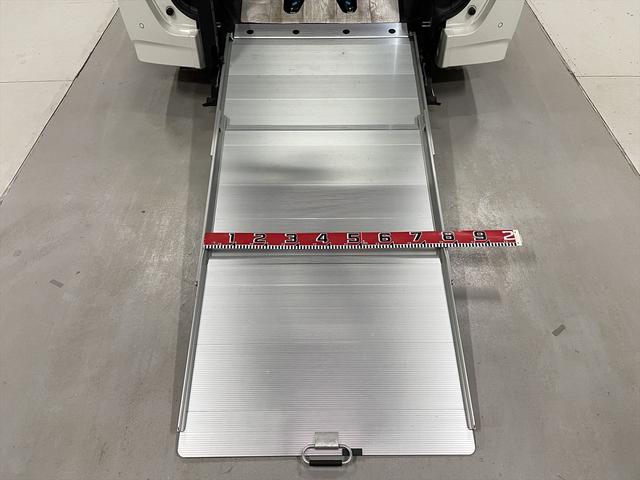 セレナ 　ハイウェイスターＶ　福祉車両・手動スロープ・１台積・７人乗・ｅパワー・プロパイロット・エマージェンシーブレーキ・左右電動スライドドア・純正ナビ・ＴＶ・Ｂモニター・デジタルインナーミラー・ニールダウン（3枚目）