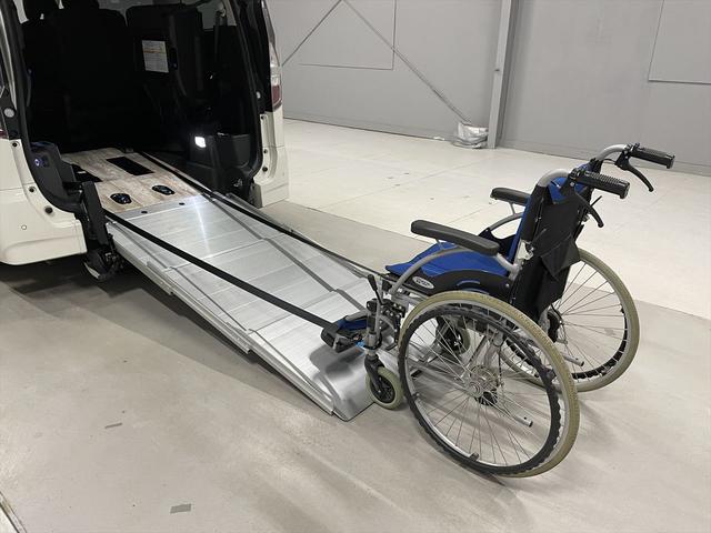 セレナ 　ハイウェイスターＶ　福祉車両・手動スロープ・１台積・７人乗・ｅパワー・プロパイロット・エマージェンシーブレーキ・左右電動スライドドア・純正ナビ・ＴＶ・Ｂモニター・デジタルインナーミラー・ニールダウン（5枚目）