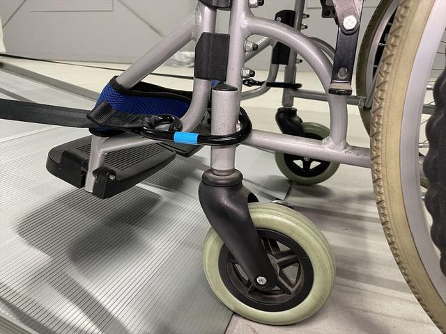 セレナ 　ハイウェイスターＶ　福祉車両・手動スロープ・１台積・７人乗・ｅパワー・プロパイロット・エマージェンシーブレーキ・左右電動スライドドア・純正ナビ・ＴＶ・Ｂモニター・デジタルインナーミラー・ニールダウン（7枚目）