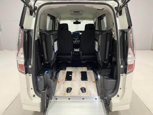 セレナ 　ハイウェイスターＶ　福祉車両・手動スロープ・１台積・７人乗・ｅパワー・プロパイロット・エマージェンシーブレーキ・左右電動スライドドア・純正ナビ・ＴＶ・Ｂモニター・デジタルインナーミラー・ニールダウン（9枚目）