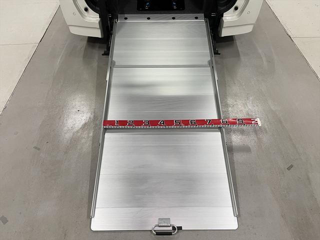 セレナ 　福祉車両・手動スロープ・１台積・７人乗・走行５０千Ｋ・ｅパワー・エマージェンシーブレーキ・純正９インチナビ・ＴＶ・アラウンドビューモニター・左電動スライドドア・ニールダウン・電動ウインチサード・禁煙車（3枚目）