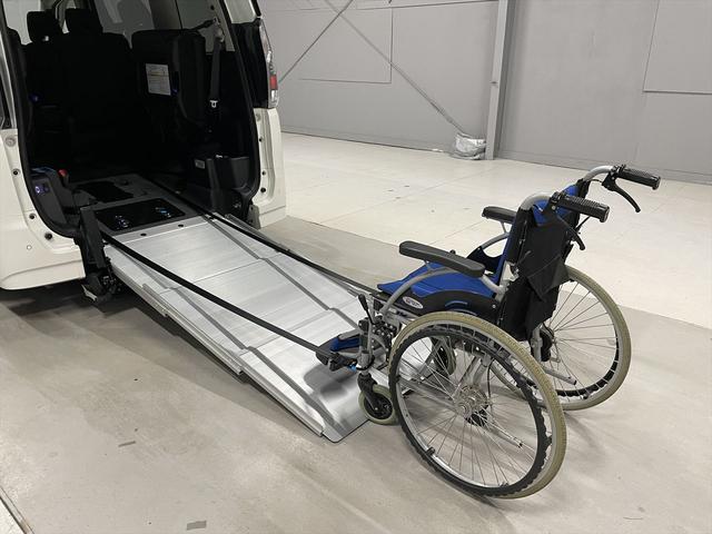 セレナ 　福祉車両・手動スロープ・１台積・７人乗・走行５０千Ｋ・ｅパワー・エマージェンシーブレーキ・純正９インチナビ・ＴＶ・アラウンドビューモニター・左電動スライドドア・ニールダウン・電動ウインチサード・禁煙車（5枚目）