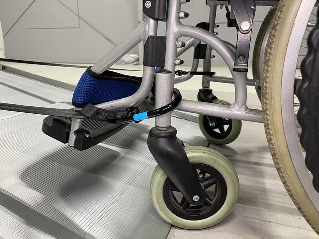 セレナ 　福祉車両・手動スロープ・１台積・７人乗・走行５０千Ｋ・ｅパワー・エマージェンシーブレーキ・純正９インチナビ・ＴＶ・アラウンドビューモニター・左電動スライドドア・ニールダウン・電動ウインチサード・禁煙車（7枚目）