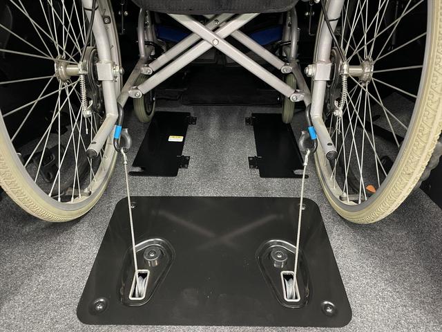 セレナ 　福祉車両・手動スロープ・１台積・７人乗・走行５０千Ｋ・ｅパワー・エマージェンシーブレーキ・純正９インチナビ・ＴＶ・アラウンドビューモニター・左電動スライドドア・ニールダウン・電動ウインチサード・禁煙車（19枚目）