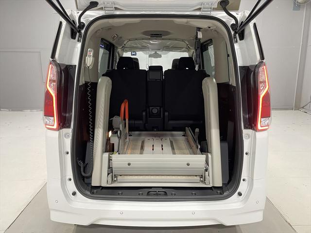 セレナ 福祉車両・電動リフター・1台積・6人乗・走行66千K・エマージェンシーブレーキ・左電動スライドドア・TV・ナビ・アラウンドビューモニター・車いす電動固定装置・左オートステップ・プッシュスタート(3枚目)