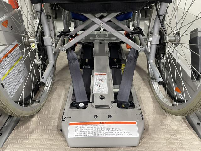 セレナ 福祉車両・電動リフター・1台積・6人乗・走行66千K・エマージェンシーブレーキ・左電動スライドドア・TV・ナビ・アラウンドビューモニター・車いす電動固定装置・左オートステップ・プッシュスタート(9枚目)