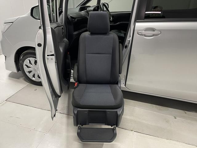 ノア 福祉車両・助手席リフトUPシート・8人乗・走行38千K・トヨタセーフティセンス・TV・ナビ・Bモニター・左電動スライドドア・クルーズコントロール・キーレス・リモコン・折リ畳ミ車イス固定ベルト・禁煙車(3枚目)