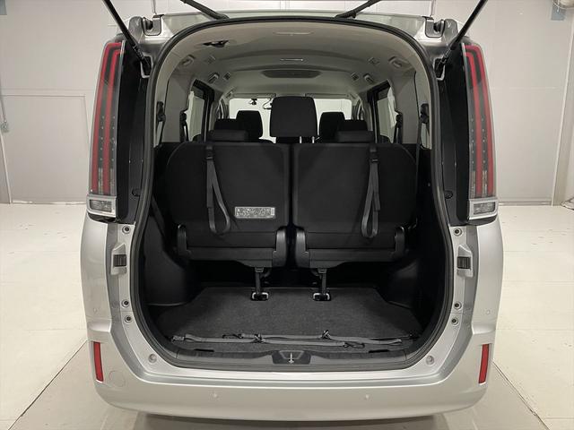 ノア 福祉車両・助手席リフトUPシート・8人乗・走行38千K・トヨタセーフティセンス・TV・ナビ・Bモニター・左電動スライドドア・クルーズコントロール・キーレス・リモコン・折リ畳ミ車イス固定ベルト・禁煙車(17枚目)