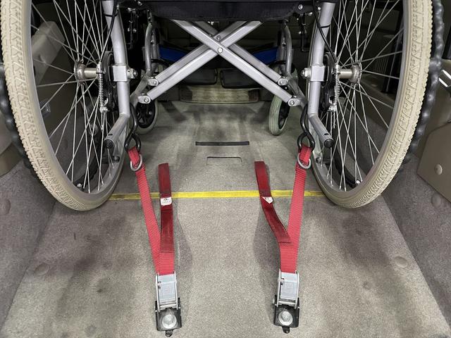 アトレーワゴン 　福祉車両・手動スロープ・１台積・４人乗・８ナンバー補助席タイプ・キーレス・社外ＴＶ・ナビ・ターボ車・電動ウィンチサード・無線ウィンチリモコン・ラッシングベルト・左右スライドドア・禁煙車・ＰＶガラス（15枚目）