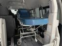 　福祉車両・電動リフター・２台積・１０人乗・走行６０千Ｋ・Ｂタイプ・ストレッチャー固定バー・点滴フック・左オートステップ・アシストグリップ・ラジオ・電動車イス固定装置２台・車椅子収納スペース（27枚目）