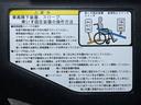 　福祉車両・手動スロープ１台積５人乗・禁煙車ニールダウン有・車イス後退防止装置セカンド・電動車イス固定装置セカンド・キーレススペア１・ＰＶガラス・純正ＣＤラジオ・保証書ドアバイザー・ドリンクホルダー（16枚目）