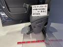 リフトアップシートを作動させた時に約50cm車外に出てきます。