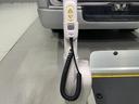 一般店では希少な福祉車両部品を豊富に在庫。車いす固定装置なども迅速に交換し、修理期間を短縮。介護タクシーやデイサービス事業用車両の急な修理も、福祉車両のたすかるへ!