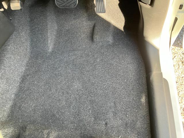 足元は新品のマットもお取り扱いしております。詳細はスタッフまでお尋ねください。