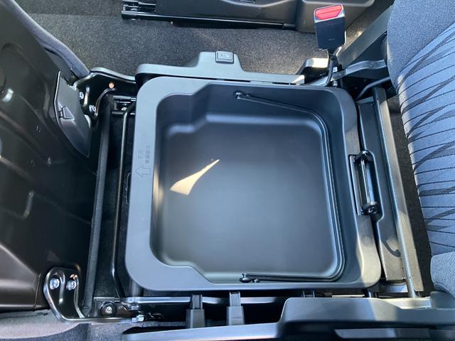 シート座面下には取外し可能なＢＯＸを装備しています。