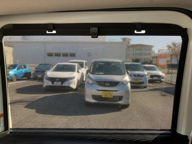 後席両側ロールサンシェード装着車