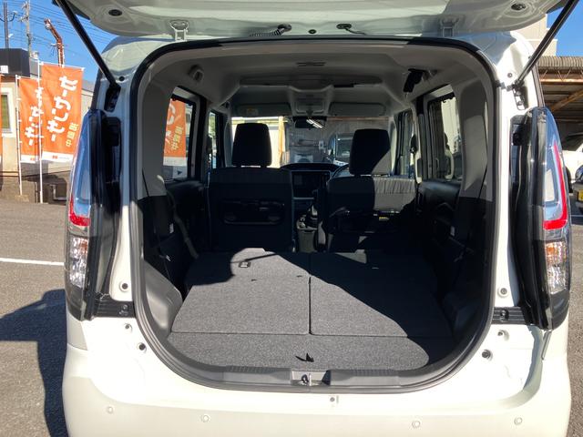 後部座席を倒すと長尺物や大きなものを乗せる事が出来ます。