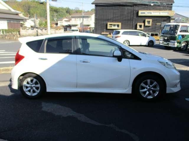 ノート メダリスト　禁煙車　車検２年付　ナビ地デジＴＶ　アラウンドビューモニター　ＥＴＣ　インテリジェントキー　プッシュスターター　純正アルミホイール　アイドリングストップ　横滑り防止装置（19枚目）