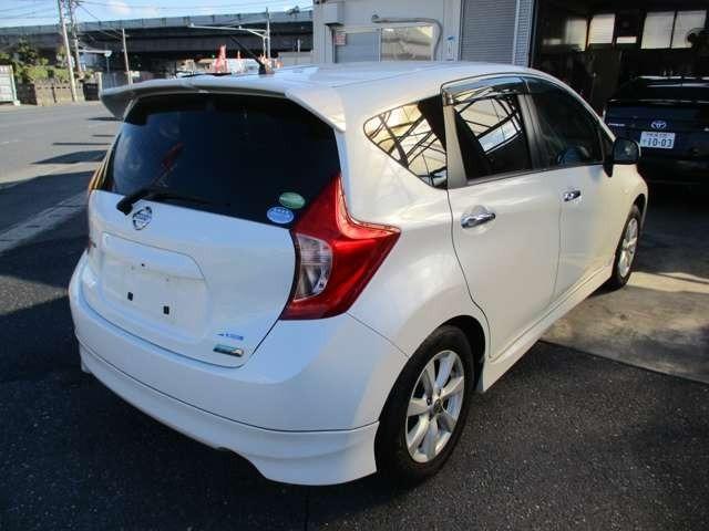 ノート メダリスト　禁煙車　車検２年付　ナビ地デジＴＶ　アラウンドビューモニター　ＥＴＣ　インテリジェントキー　プッシュスターター　純正アルミホイール　アイドリングストップ　横滑り防止装置（20枚目）