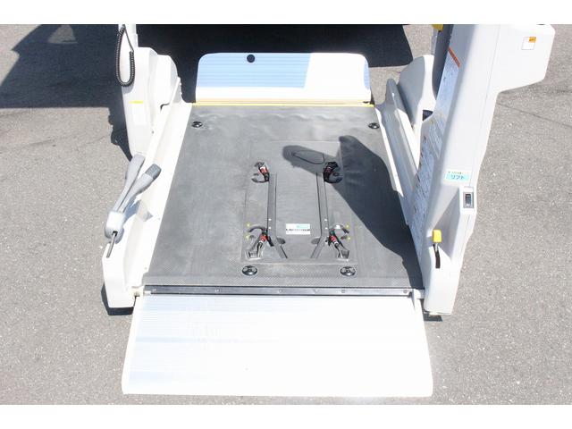 福祉車両 電動リアリフト 電動車いす固定 補助手すり(2枚目)