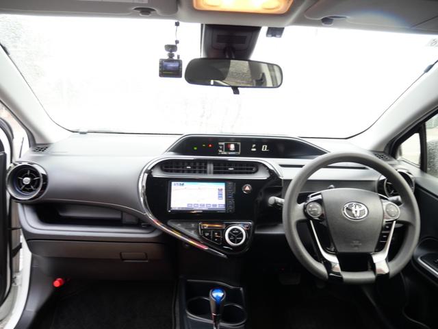 アクア Ｓ　キーレスエントリー　ナビ　フルセグ　バックモニター　オートエアコン　ＥＴＣ　トラクションコントロール　電動格納ミラー　パワーステアリング（7枚目）