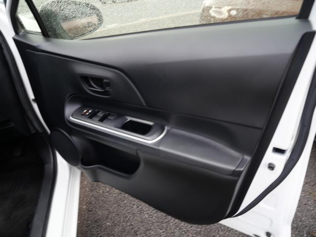 アクア Ｓ　キーレスエントリー　ナビ　フルセグ　バックモニター　オートエアコン　ＥＴＣ　トラクションコントロール　電動格納ミラー　パワーステアリング（11枚目）