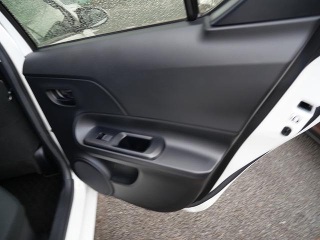 アクア Ｓ　キーレスエントリー　ナビ　フルセグ　バックモニター　オートエアコン　ＥＴＣ　トラクションコントロール　電動格納ミラー　パワーステアリング（12枚目）