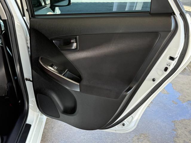 プリウス Ｓツーリングセレクション・Ｇ’ｓ　フルセグＴＶ／ナビ／ＢＬＵＥＴＯＯＴＨ／バックカメラ／ＥＴＣ／純正ＧＳアルミホイール／禁煙車／全国対応／コーティング施工（32枚目）