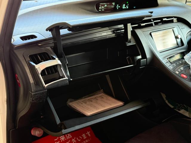 プリウス Ｓツーリングセレクション・Ｇ’ｓ　フルセグＴＶ／ナビ／ＢＬＵＥＴＯＯＴＨ／バックカメラ／ＥＴＣ／純正ＧＳアルミホイール／禁煙車／全国対応／コーティング施工（37枚目）