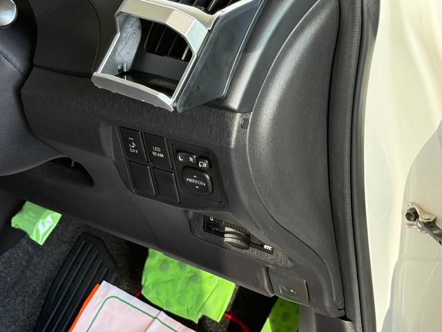 プリウス Ｓツーリングセレクション・Ｇ’ｓ　フルセグＴＶ／ナビ／ＢＬＵＥＴＯＯＴＨ／バックカメラ／ＥＴＣ／純正ＧＳアルミホイール／禁煙車／全国対応／コーティング施工（41枚目）