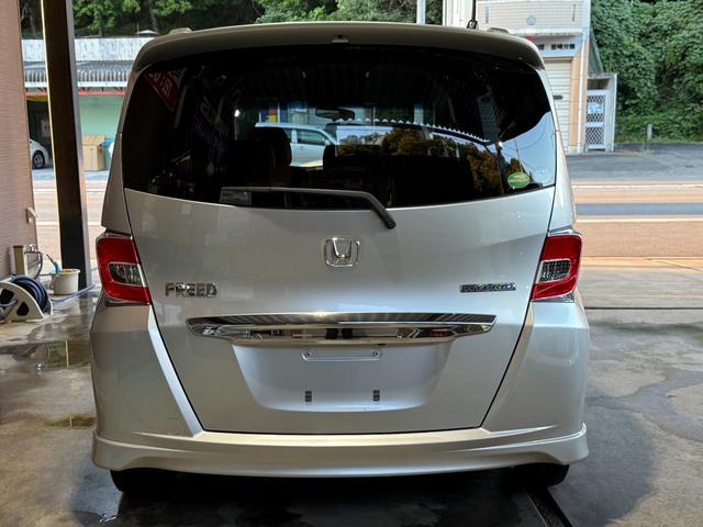 フリードハイブリッド ハイブリッド　プレミアムエディション　両側電動スライドドア／純正ナビ／ＣＤ／ＤＶＤ／ＢＬＵＥＴＯＯＴＨ／バックカメラ／後席フリップダウンモニター／ＥＴＣ／コーティング施工／禁煙車（11枚目）
