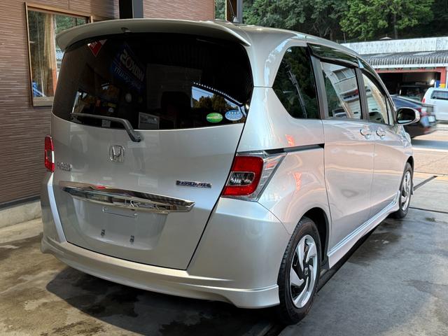 フリードハイブリッド ハイブリッド　プレミアムエディション　両側電動スライドドア／純正ナビ／ＣＤ／ＤＶＤ／ＢＬＵＥＴＯＯＴＨ／バックカメラ／後席フリップダウンモニター／ＥＴＣ／コーティング施工／禁煙車（12枚目）