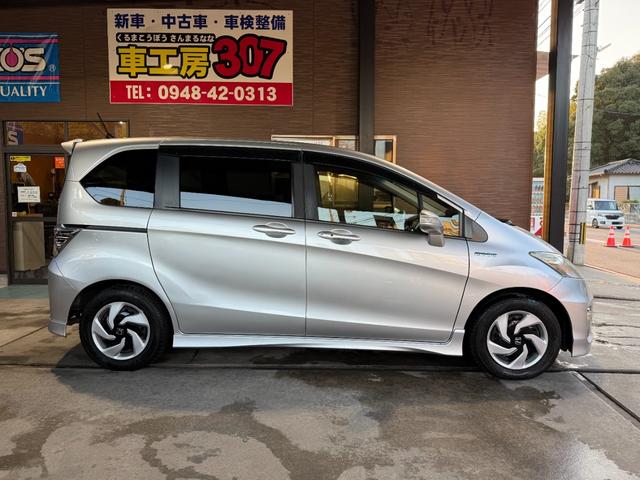 フリードハイブリッド ハイブリッド　プレミアムエディション　両側電動スライドドア／純正ナビ／ＣＤ／ＤＶＤ／ＢＬＵＥＴＯＯＴＨ／バックカメラ／後席フリップダウンモニター／ＥＴＣ／コーティング施工／禁煙車（16枚目）