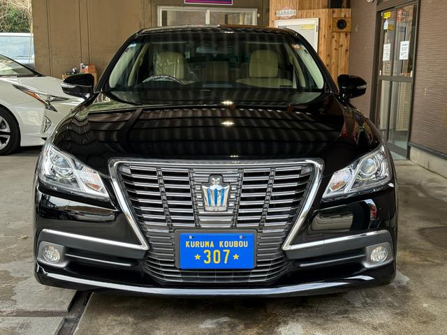 クラウンハイブリッド ロイヤルサルーン　純正ナビ／フルセグＴＶ／ＢＬＵＥＴＯＯＴＨ／ＥＴＣ／バックカメラ／全席電動シート／運転席シートヒーター／新品社外ステアリング／禁煙車／全国対応／コーティング施工（3枚目）