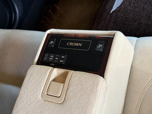 クラウンハイブリッド ロイヤルサルーン　純正ナビ／フルセグＴＶ／ＢＬＵＥＴＯＯＴＨ／ＥＴＣ／バックカメラ／全席電動シート／運転席シートヒーター／新品社外ステアリング／禁煙車／全国対応／コーティング施工（37枚目）