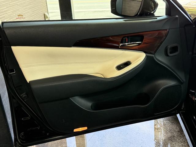 クラウンハイブリッド ロイヤルサルーン　純正ナビ／フルセグＴＶ／ＢＬＵＥＴＯＯＴＨ／ＥＴＣ／バックカメラ／全席電動シート／運転席シートヒーター／新品社外ステアリング／禁煙車／全国対応／コーティング施工（38枚目）